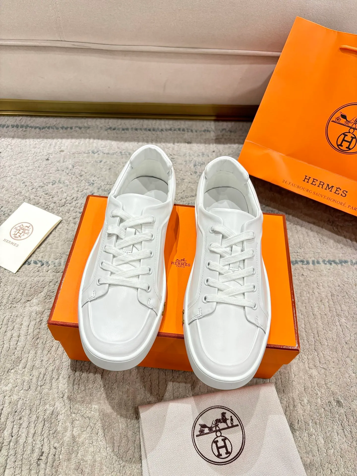 👟👟Ex-factory price 640👟👟 Men's model ➕10 Hermes·Hermès 2025ss new Lucky series men's leather loafers casual sports shoes for women Top version 🔝Original purchase, development and production👍🏻 This Hermès sports shoe is made of calfskin and suede goatskin, with iconic "H" details on the side, creating a dynamic and fashionable style. 💘 💜Material: original imported first-layer cowhide 💛Inner lining: original customized soft sheepskin 💚Sole: original molded non-slip TPU outsole ❤️Sole thickness: about 2.5cm 🤍Number of yards: 35-45👣 (40 for women and 45 for men, custom-made and non-refundable
